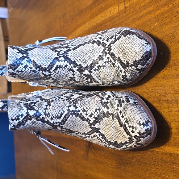 MIA "Auden" snakeskin embossed faux leather ankle boots Sz 7 - Picture 5 of 16